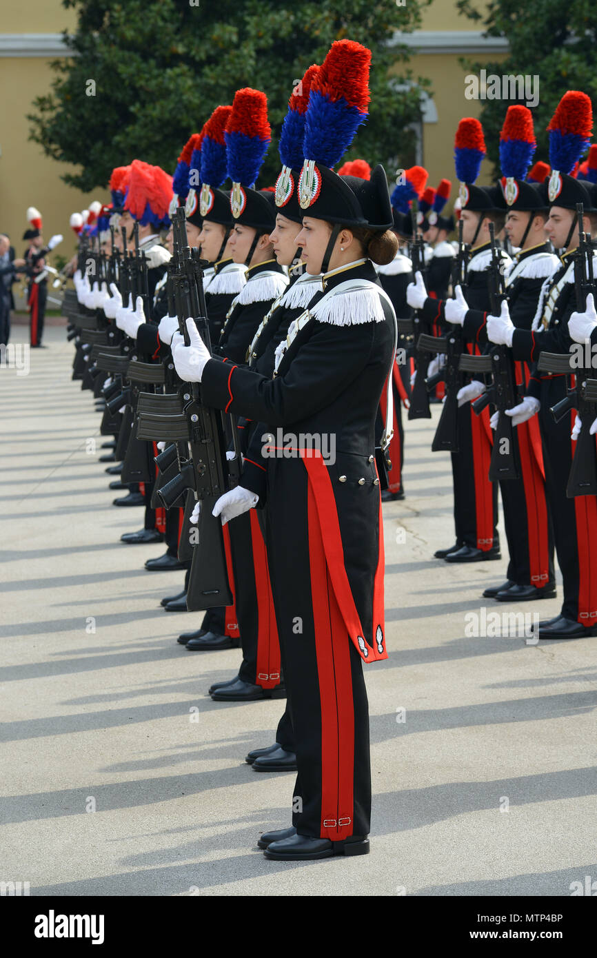 Italienischen Carabinieri der NCO Schule in Florenz, Italien, während der Besuch Seiner Königlichen Hoheit, Prinz Charles, Prinz von Wales am Center of Excellence für Stabilität Polizei Units (CoESPU) Vicenza, Italien, April 1, 2017. (U.S. Armee Foto von visuellen Informationen Spezialist Paolo Bovo/freigegeben) Stockfoto