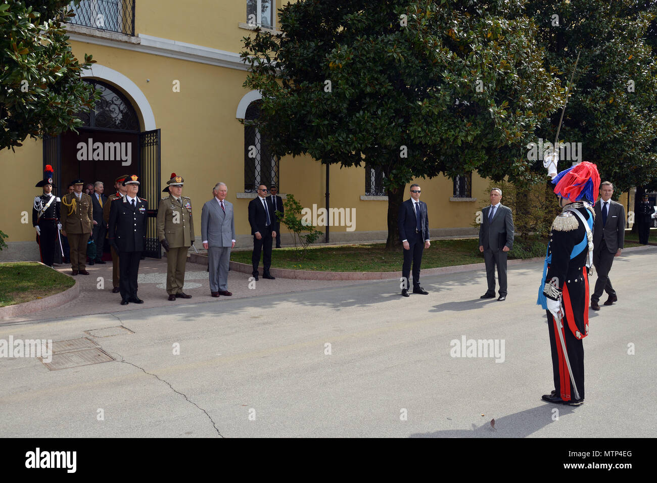 Italienische Carabiniere Kommandant der NCO-Schule in Florenz Formation, die Ehre seiner Königlichen Hoheit, Prinz Charles, Prinz von Wales, während eines Besuchs im Center of Excellence für Stabilität Polizei Units (CoESPU) Vicenza, Italien, April 1, 2017. (U.S. Armee Foto von visuellen Informationen Spezialist Paolo Bovo/freigegeben) Stockfoto