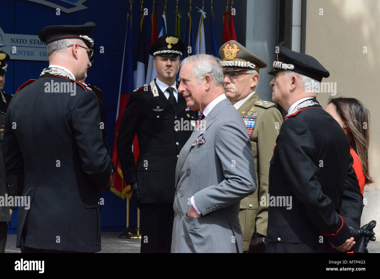 Seine Königliche Hoheit, Prinz Charles, Prinz von Wales, trifft das Personal der NATO Stabilität Polizei beim Besuch im Center of Excellence für Stabilität Polizei Units (CoESPU) Vicenza, Italien, April 1, 2017. (U.S. Armee Foto von visuellen Informationen Spezialist Paolo Bovo/freigegeben) Stockfoto