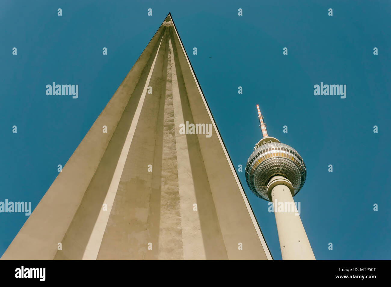 Berlin, Deutschland, 08.Mai 2018: Fernsehturm mit dreieckigen Architektonisches Merkmal Stockfoto