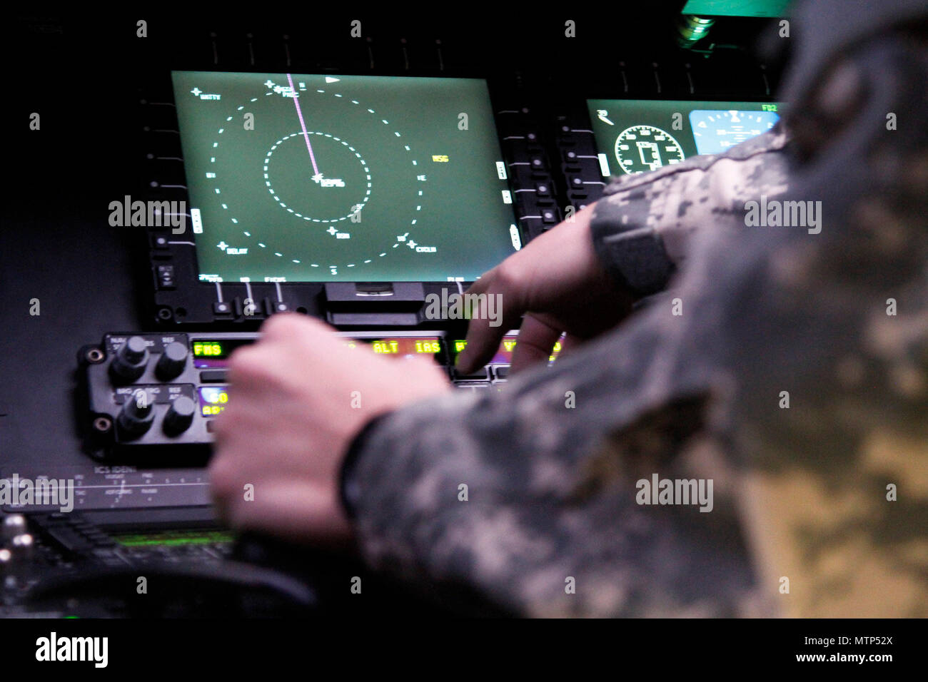 Warrant Officer 1 Mickey Argo, ein Iowa Army National Guard UH-60 Pilot mit Unternehmen C, 2. Brigade, 147 Aviation Battalion, Boone, Iowa, bereitet für einen "Flug" in der Black Hawk Fliegendes Personal Trainer, ein sehr intensives, home-station Flight Training Device für die UH-60 M, im Lager Dodge gemeinsame Manöver Training Center in der Johnston, Iowa. Der UH-60M ist eine modernisierte Version der UH-60, komplett mit einem Glascockpit, voll funktionsfähige Autopilot, GPS-Kopplung und eine bewegliche Karte anzeigen. Um effektiv Piloten Zug auf die neue Generation der schwarzen Falken, die Fledermaus ist mit echten UH-60M Stockfoto