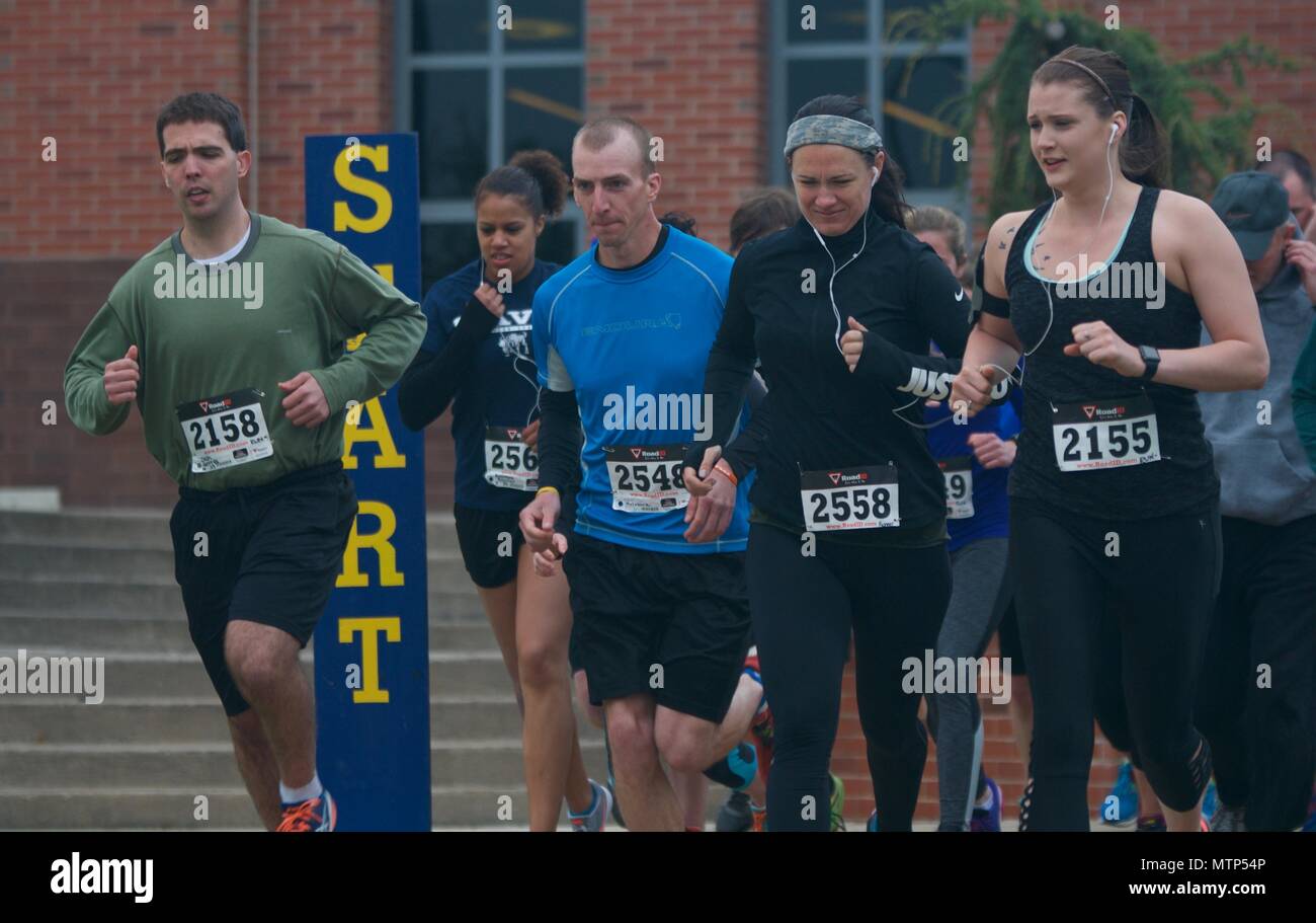 Läufer dart aus der Startlinie an der vierten jährlichen Keystone Krieger 5k Run/Walk in Kutztown University. Die Veranstaltung, die als MCKUs primären Spendenaktion dient, leitet bis zu 98 Prozent des Erlöses an Verwundeten Veteranen in Pennsylvania. Stockfoto