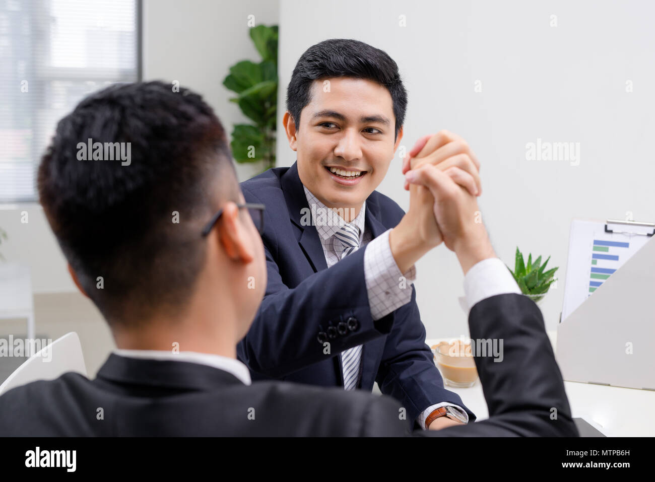 Verkäufer erklärt seine Idee der Überwindung der Krise an Kollegen Stockfoto