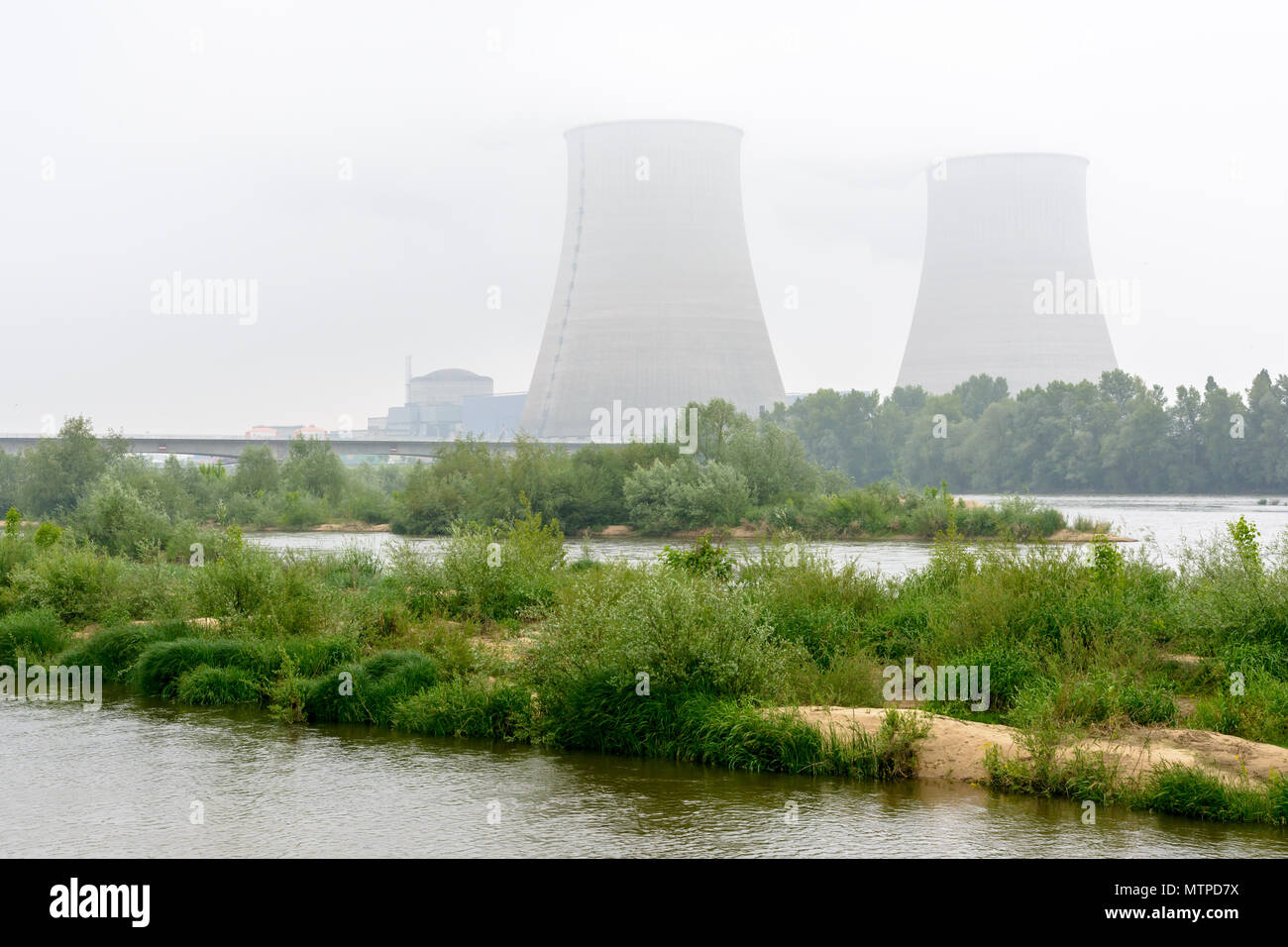 Belleville Kernkraftwerk am Ufer der Loire bei Nebel. Stockfoto