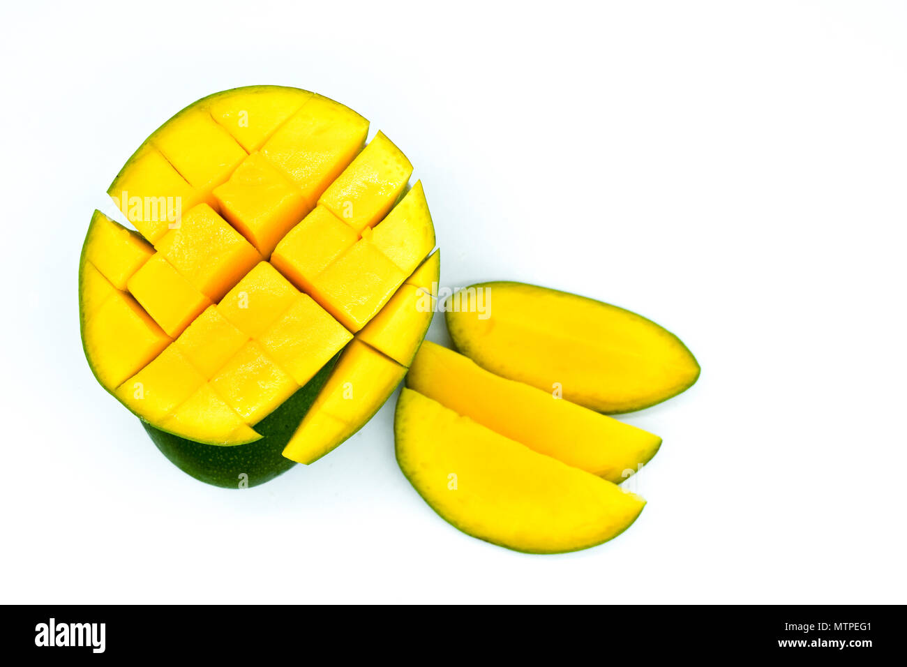 Mango Slices, abgehackte Mangofrucht auf weißem Hintergrund Stockfoto