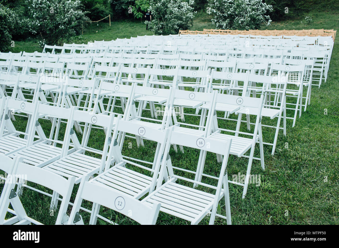 Hochzeit Stühle in einem Park Stockfoto
