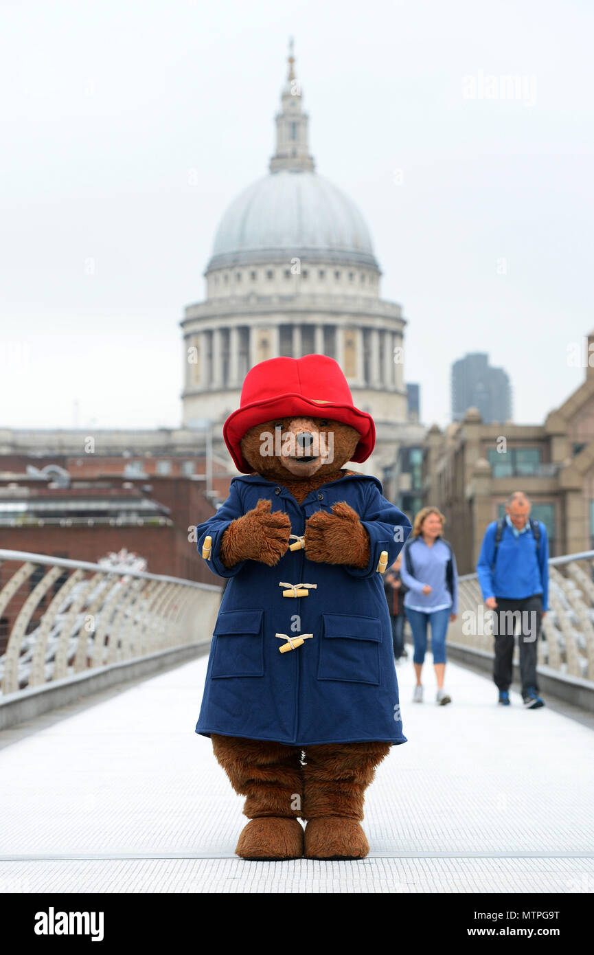 Paddington Bär stellt sich auf die Millennium Bridge vor der St. Paul's Cathedral in London, die Freigabe der endgültigen Buch Michael Bond zu markieren, Paddington in St. Paul's. Stockfoto