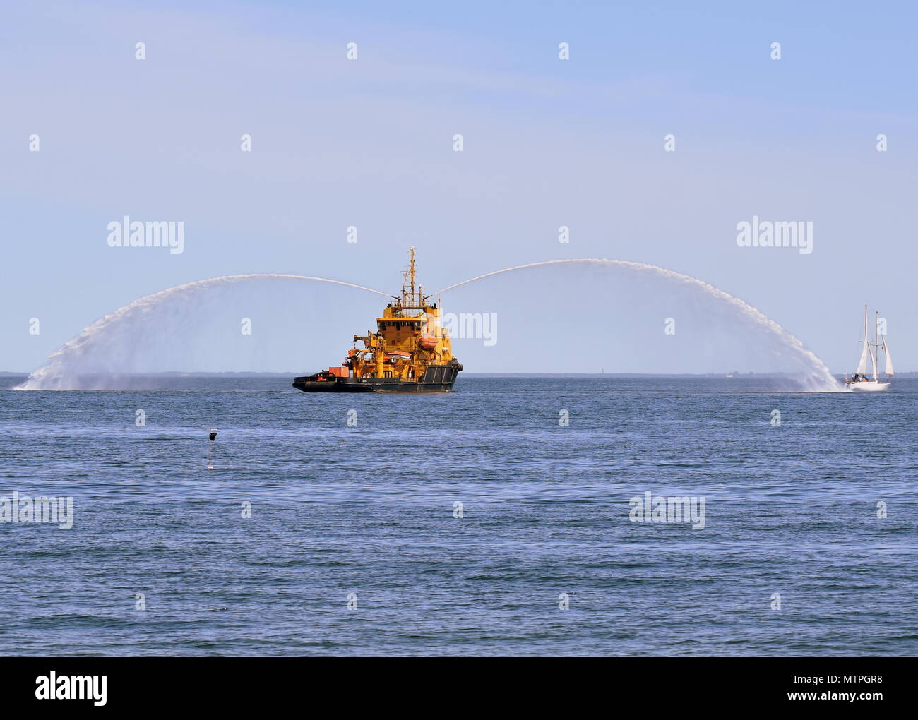 Feuer Boot Sprühwasser Stockfoto