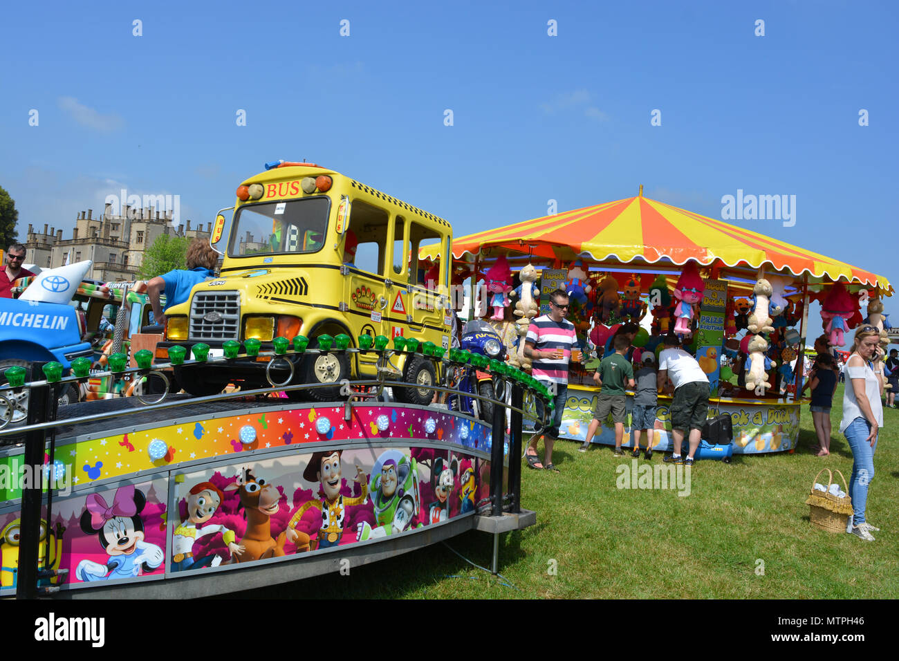 Familien genießen Sie einen Tag an der jährlichen Sherborne Castle Country Fair, Sherbourne, Dorset, England Stockfoto