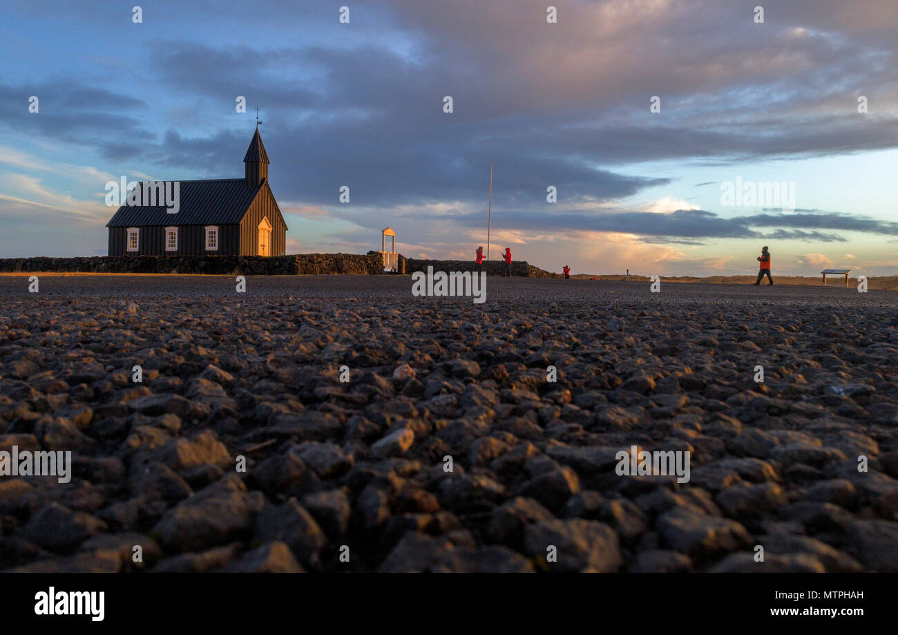 Schwarz Budhir Kirche bei Sonnenuntergang, Island Stockfoto