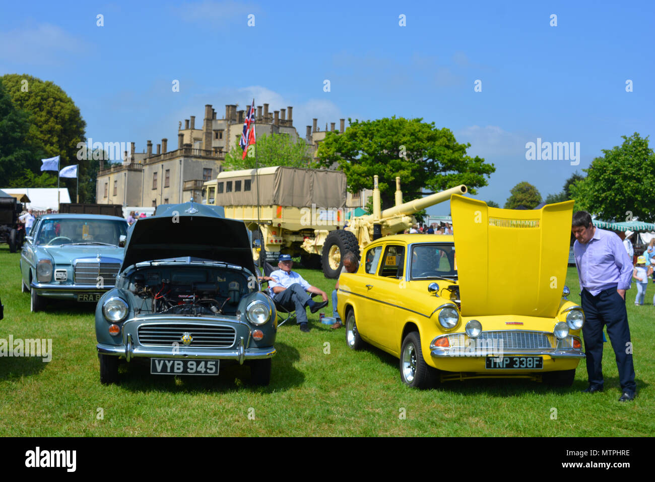 Klassiker und Oldtimer Anzeige bei der jährlichen Sherborne Castle Country Fair, Sherbourne, Dorset, England Stockfoto