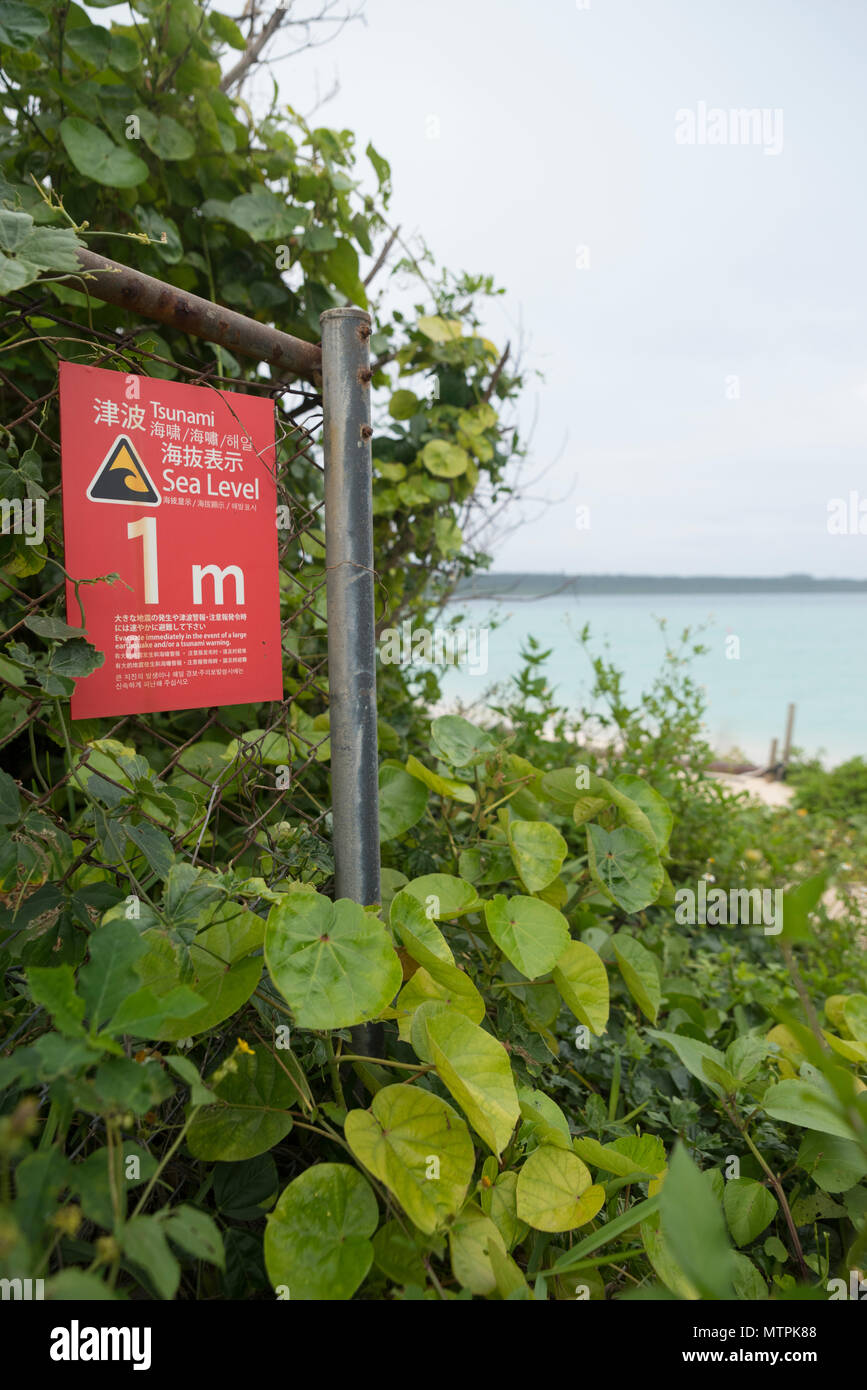 Tsunami-Warnschilder am Sunayama Beach, Miyako, Okianwa, Japan Stockfoto