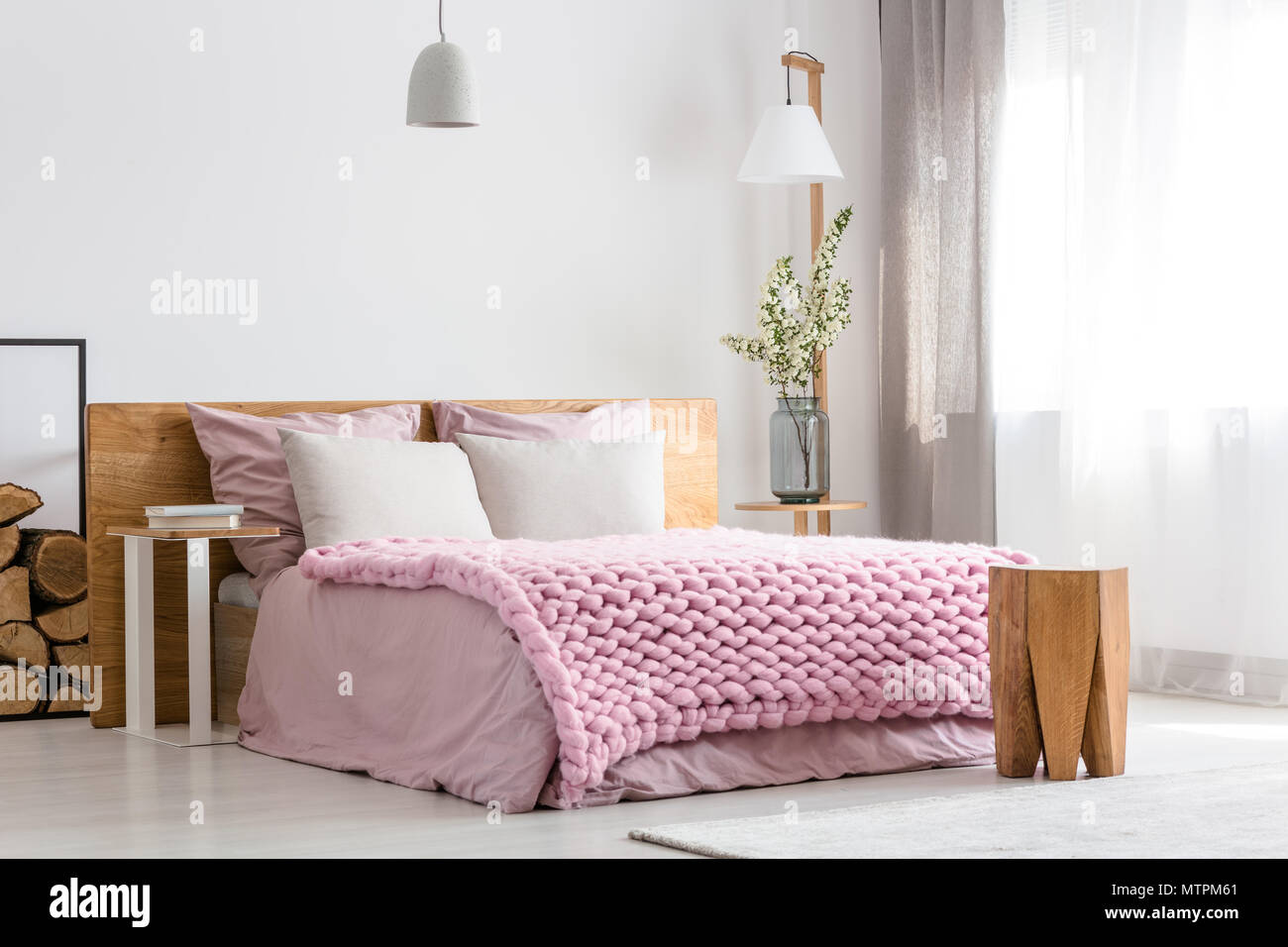 Weiß und rosa Design von gemütlichen Schlafzimmer mit Bett aus Holz Stockfoto