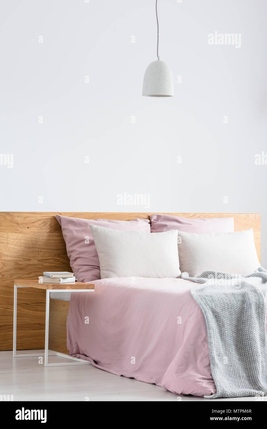 Gemütliche minimalistischen Stil Schlafzimmer in rosa und weißen Farben Stockfoto