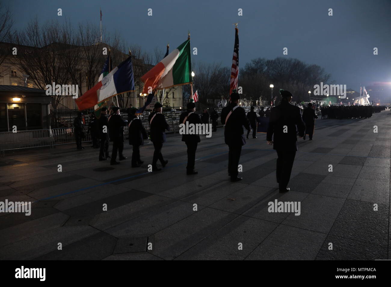Bei der 58. Präsidenteneinweihung in Washington, D.C. waren Tausende von Militärs für zeremonielle Aufgaben auf der Pennsylvania Avenue unterwegs. Zu den Einheiten gehörten Mitglieder aus allen Zweigen der US-Streitkräfte, die im aktiven Dienst waren, sowie Mitglieder der Reserve und der Nationalgarde, wobei das 3. US-Infanterieregiment Ehrenwache und Marschformationen ausübte. Die Sicherheits- und logistische Koordination war an mehreren Bundesbehörden beteiligt, um die reibungslose Durchführung der Eröffnungsveranstaltungen rund um das Weiße Haus und das US-Kapitol zu gewährleisten. Stockfoto