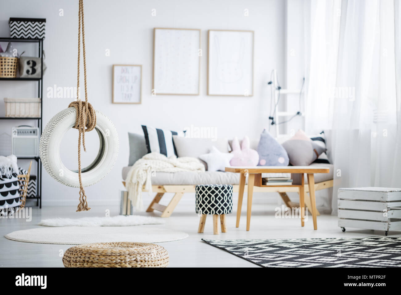 Einfache DIY-Reifen schwingen in trendigen Pastellfarben skandinavische  Zimmer Stockfotografie - Alamy