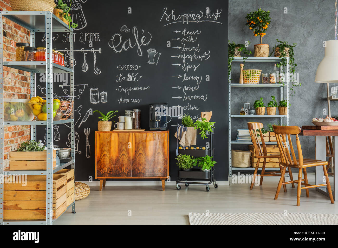 Gemütliche Küche mit Schiefertafel Wand auf dem Dachboden Stockfotografie -  Alamy