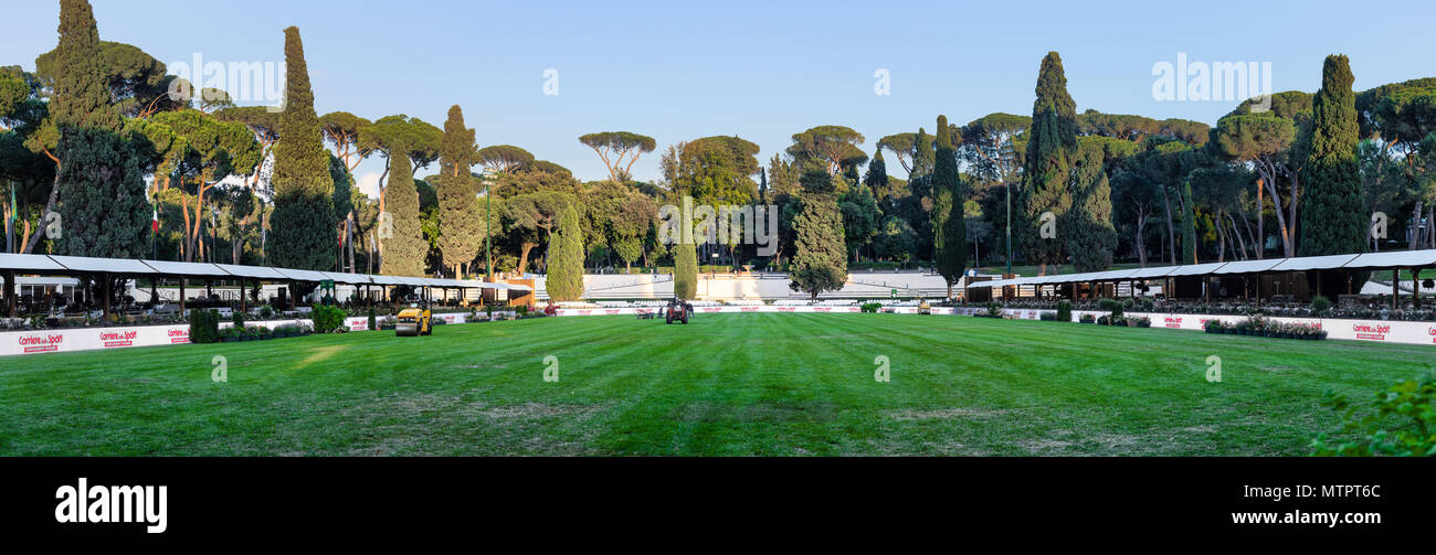 Panoramablick auf der Piazza di Siena Grün Masse bereit für Pferderennen, leeres Feld und Plattform für Zuschauer Stockfoto