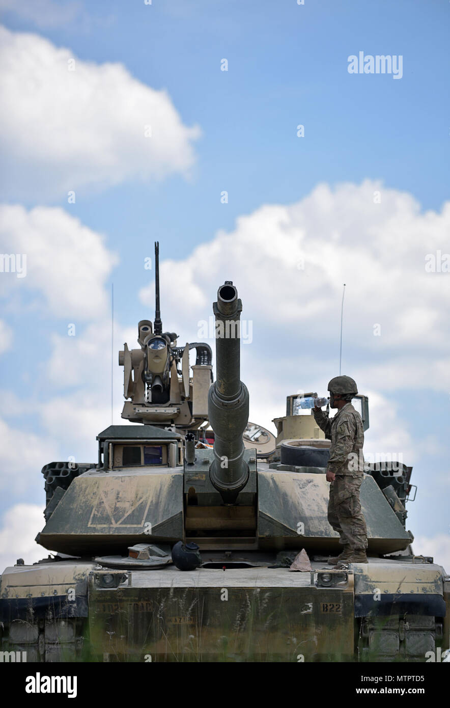 Grafenwöhr, Deutschland - ein US-Armee Tanker an 2nd Battalion, 70th Panzer Regiment dabe... nach Abschluss einer kombinierten Waffen live fire Übung mit Fallschirmjägern aus der 1. Staffel, 91st Cavalry Regiment, 173Rd Airborne Brigade am 22. Mai, 2018. Kombinierte Waffen Feuer Übungen sind der Inbegriff von harten, realistisches Training für die Teilnehmer für die unversöhnlichen Tiegel, ist Land Combat vorbereiten. Stockfoto