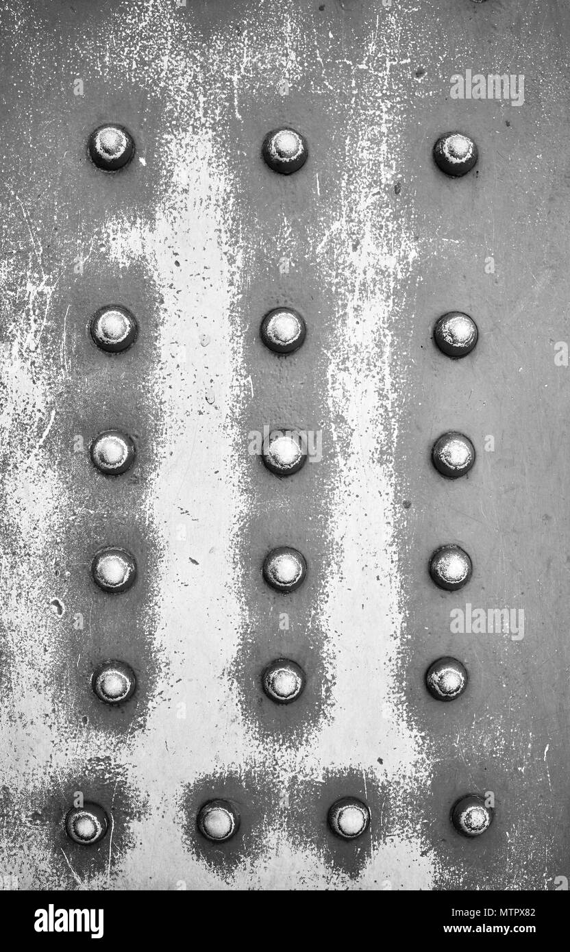 Alte Stahlplatte mit Nieten, industrielle Abstrakt Hintergrund. Stockfoto