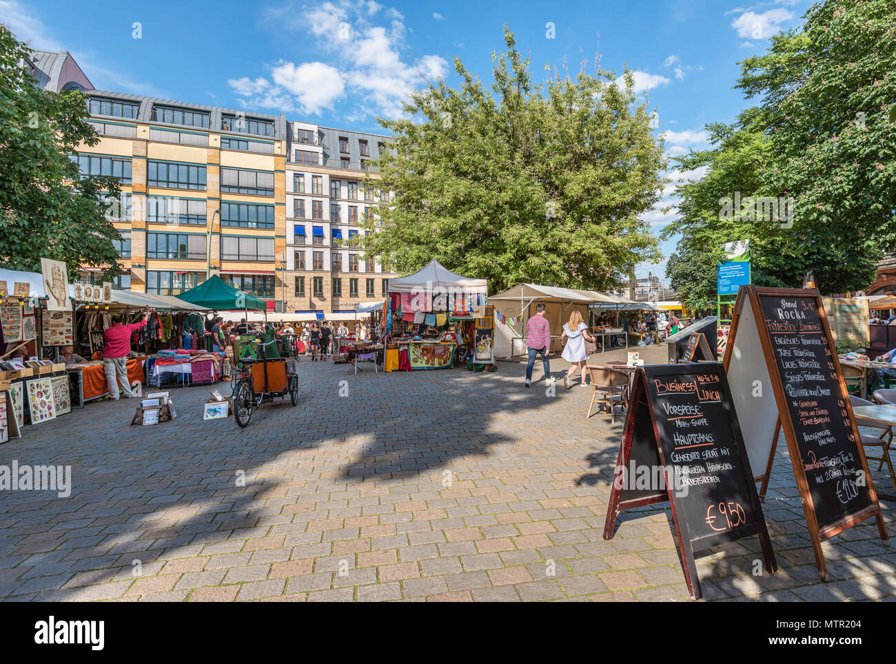 Stände und Besucher auf dem Hackeschen Markt in Berlin Stockfoto