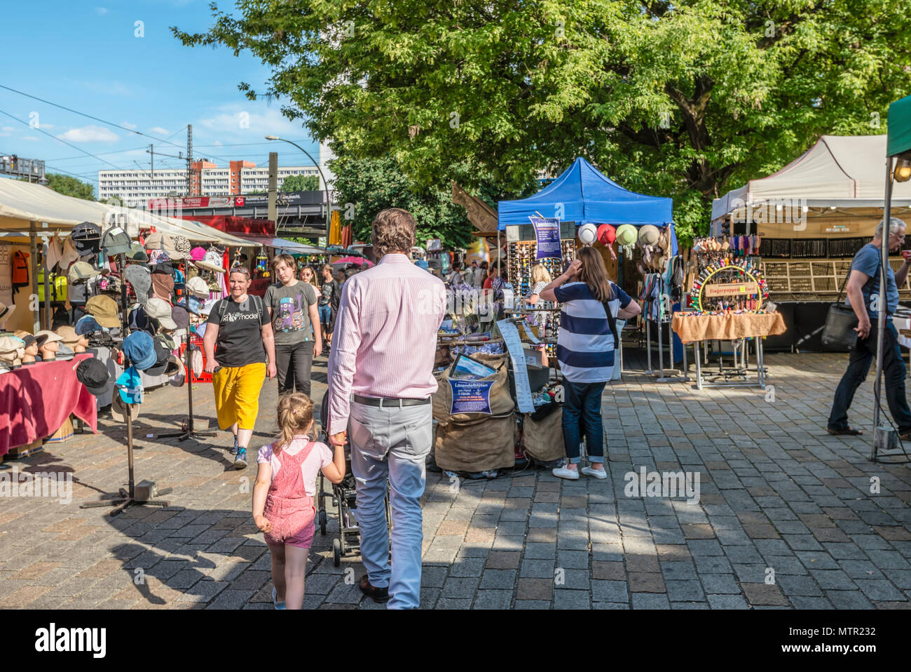 Stände und Besucher auf dem Hackeschen Markt in Berlin Stockfoto