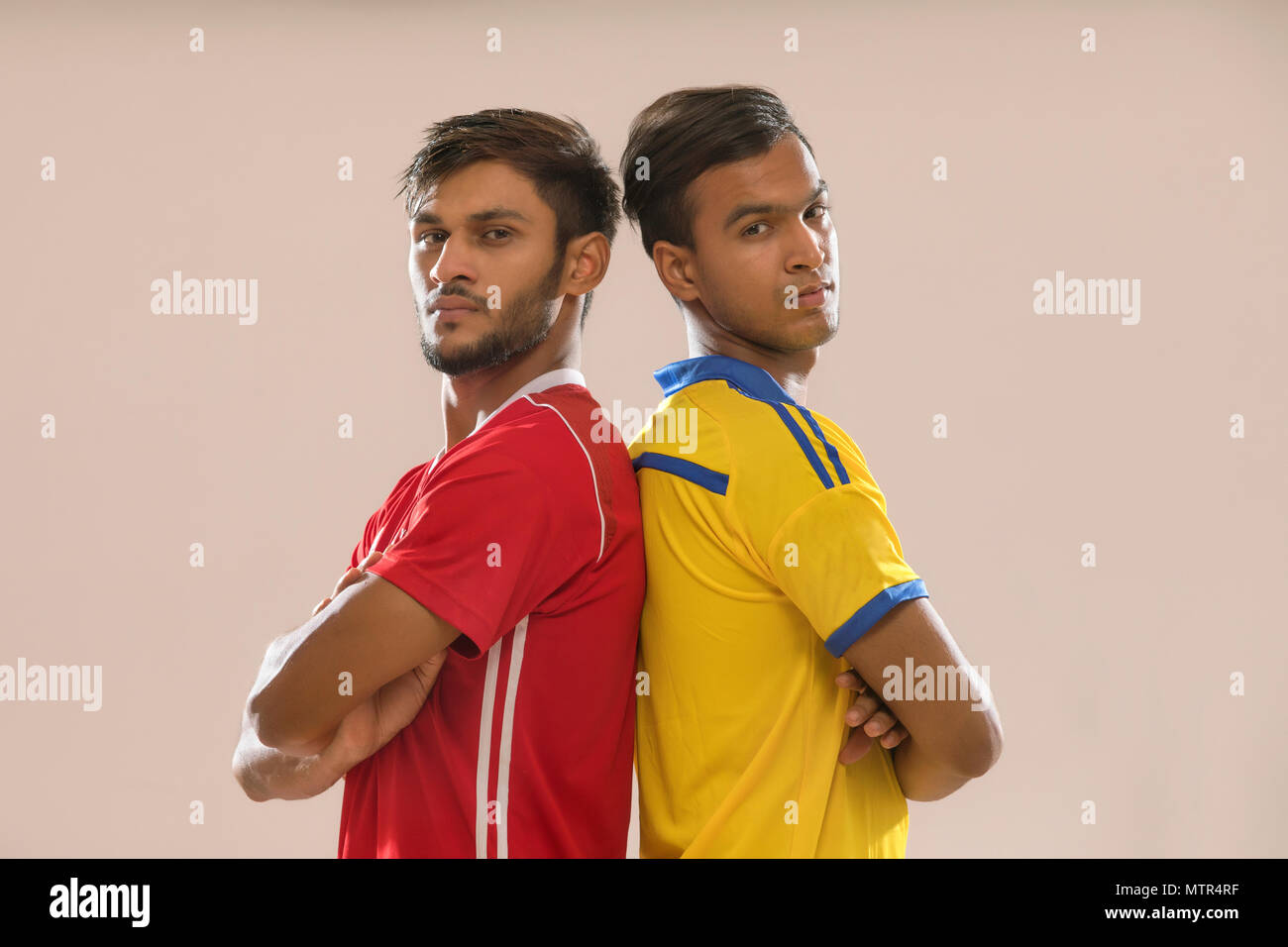 Indische männliche Fußballspieler zusammen Stockfoto