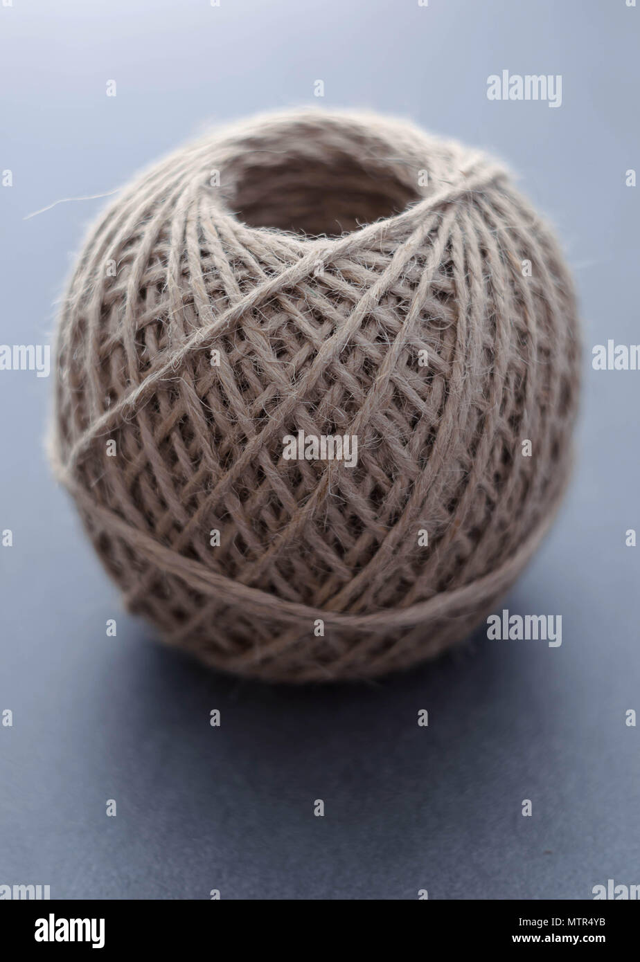 Rolle von Garn auf dunklem Hintergrund. Geringe Tiefenschärfe. Stockfoto