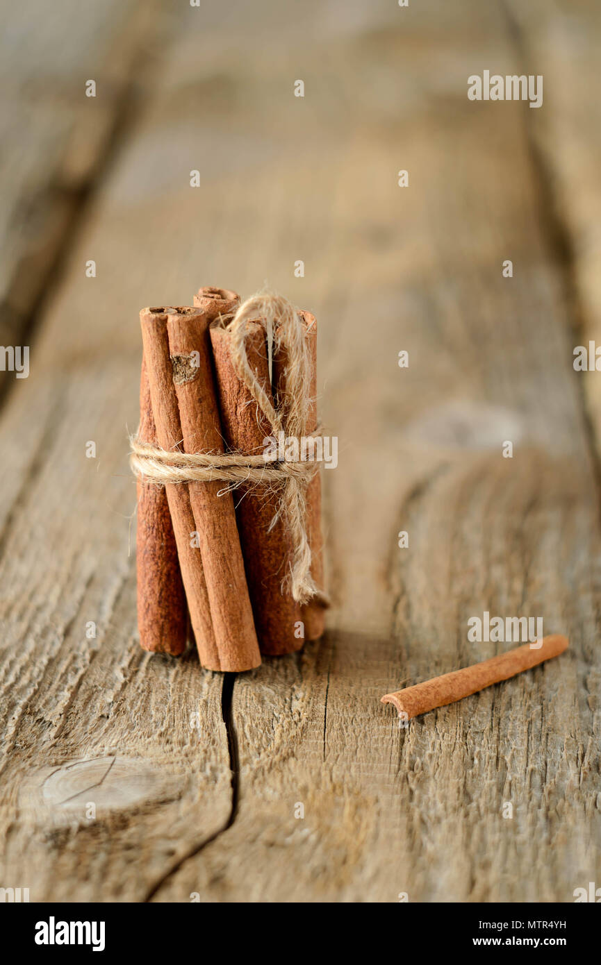 Zimtstangen auf dunklem Holz Tisch. Geringe Tiefenschärfe. Stockfoto