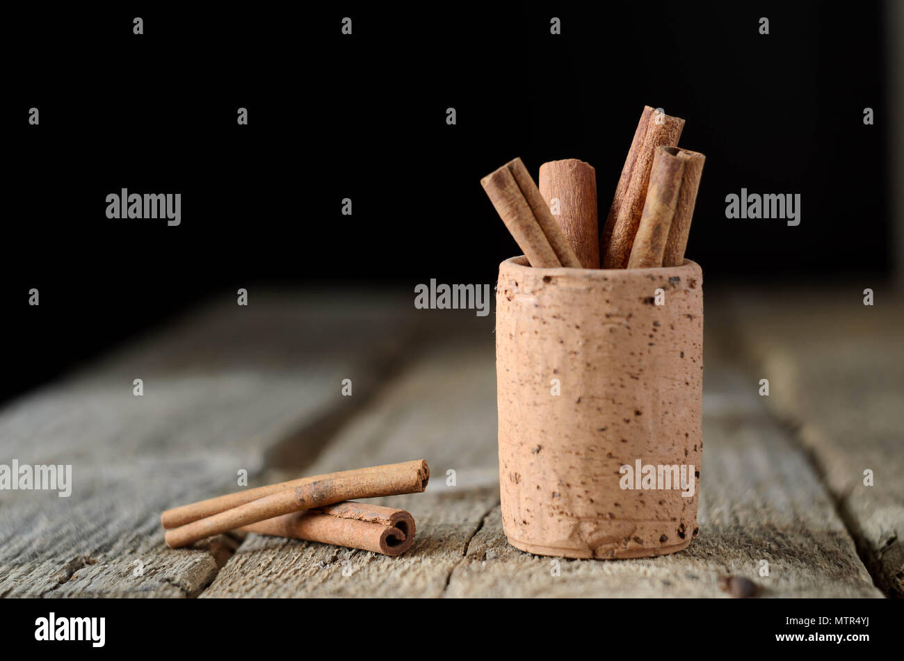 Zimtstangen auf dunklem Holz Tisch. Geringe Tiefenschärfe. Viel Kopie Raum. Stockfoto