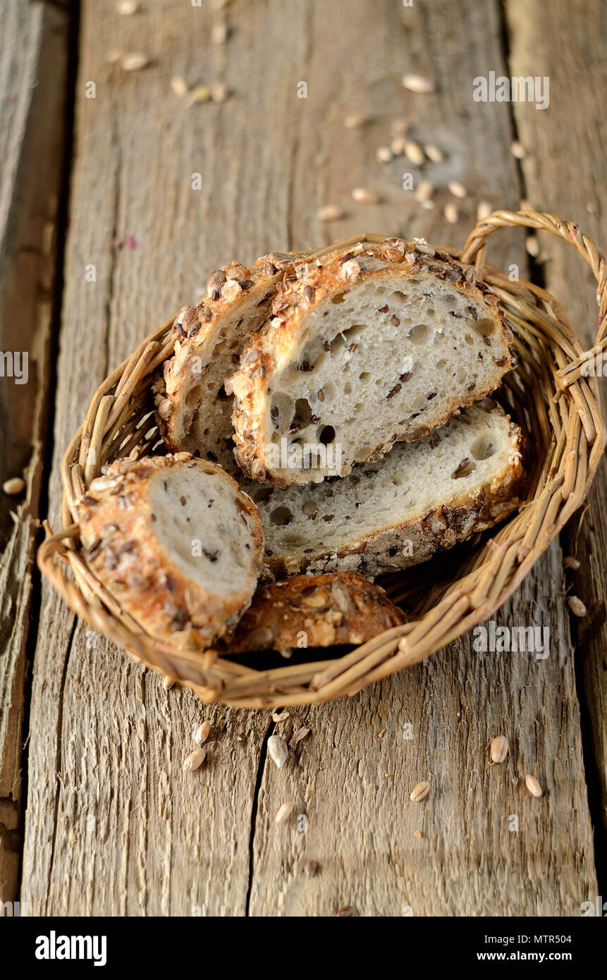 Scheiben Brot in einem Korb auf Holz Tisch. Geringe Tiefenschärfe. Stockfoto