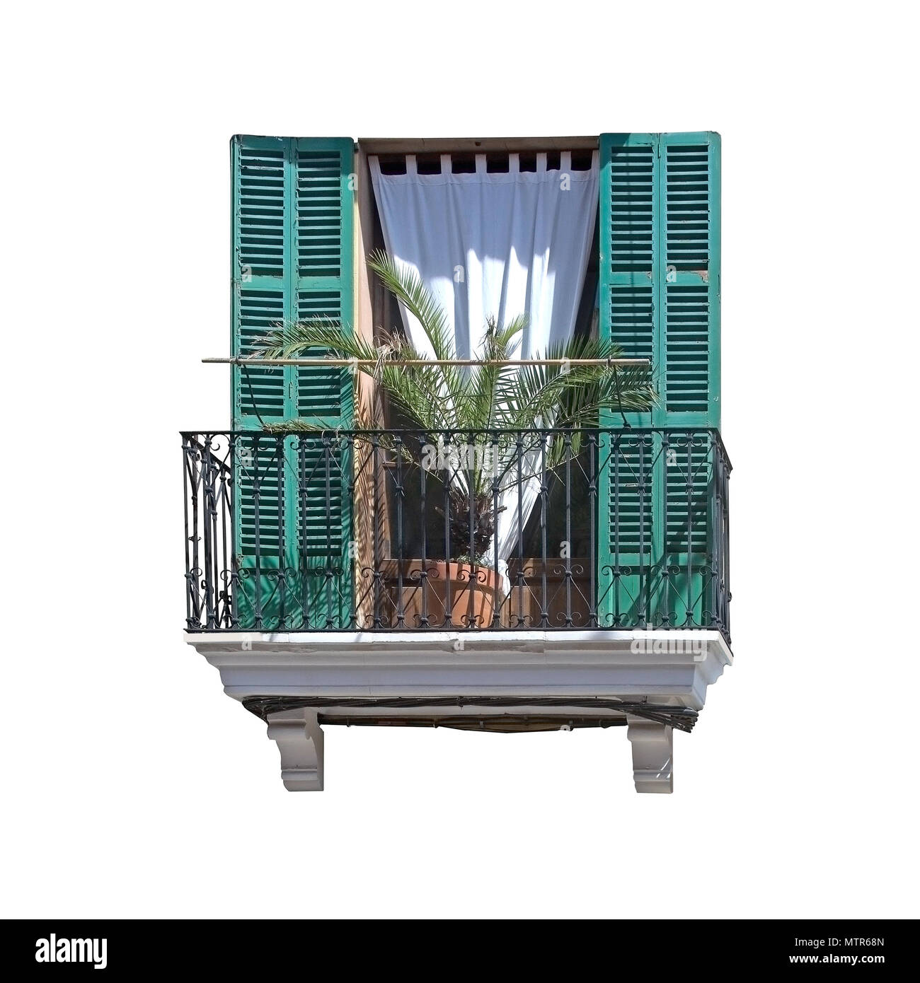 Typische Palma Balkon mit grünen Fensterläden ein Mallorca endemisch Palm und schwarzen schmiedeeisernen Zaun isoliert auf Weiss. Stockfoto