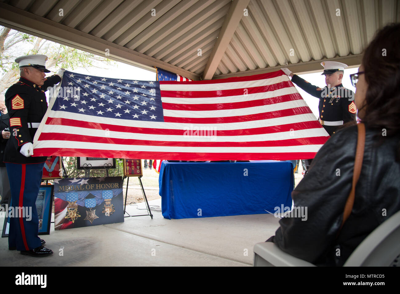 Us-Marines präsentieren eine amerikanische Flagge zu Ehren von Kongreß-Medaille 1969 der Ehre Empfänger US Marine Corps Lance Cpl. Jose Francisco Jimenez während der internierung von Jimenez in Phoenix am 17.Januar 2017. Jimenez, ursprünglich von Mexiko, zog mit seiner Familie zu Red Rock, Ariz., als er 10 Jahre alt war. Jimenez ging zum Melden Sie das Marine Corps nach dem Abschluss der High School im Jahre 1968, bevor er später im Februar an die Republik Vietnam versandt werden von 1969. Im August 1969, Jimenez war in Aktion auf posthum Verleihung der Auszeichnung für seine mutigen Aktionen in Sel getötet Stockfoto