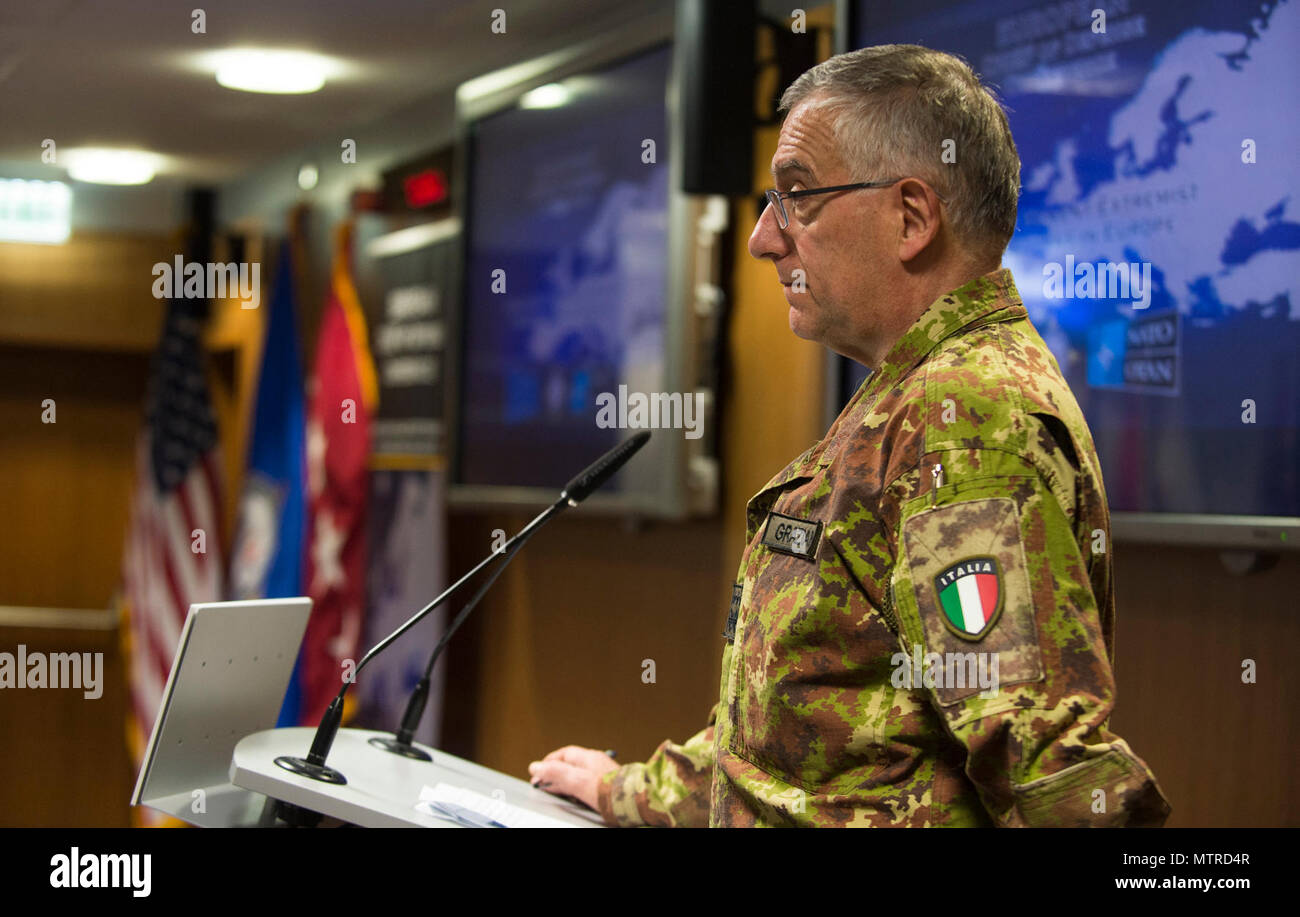 WIESBADEN, Deutschland - italienisch Allgemeine Claudio Graziano spricht mit oberen Militärs aus den USA und 28 europäischen Nationen über Anti-terror-Maßnahmen sowie die Methoden der Besiegte gewalttätigen extremistischen Organisationen in Europa im Jahr 2017 Leiter der Verteidigung (CHOD) Konferenz in Wiesbaden, Deutschland, am 26. April 2017. Dutzende von Führungskräften aus der NATO und der EU beigetreten sind, in der Konferenz besser ermitteln, wie gewalttätig extremistische Organisationen in Europa zu begegnen. United States European Command hosted diese CHOD Konferenz auf fünf Bereiche konzentrieren: die Entwicklung einer gemeinsamen verstehen Stockfoto