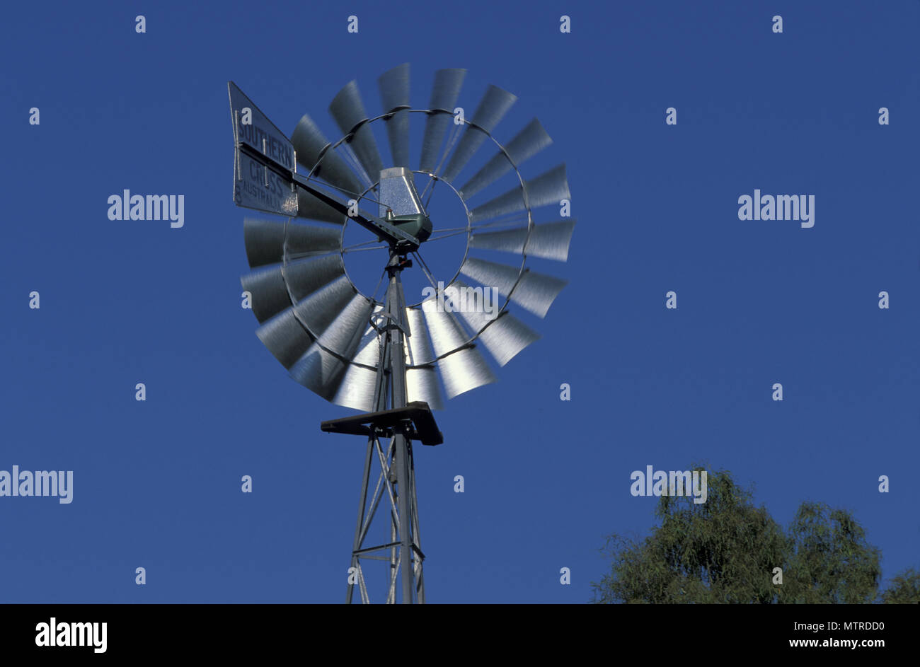 Mühle vor blauem Himmel, Queensland, Australien Stockfoto