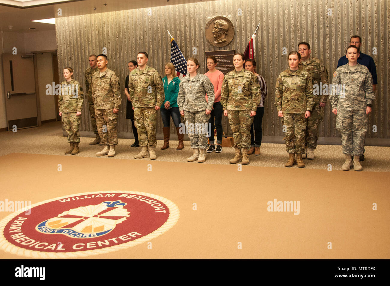 William Beaumont Army Medical Center statt einer Masse Förderung Zeremonie, an der sieben Soldaten in den Rang eines Oberleutnant an Wbamc, Jan. 19 gefördert wurden. William Beaumont Army Medical Center bietet ambulante Primary Care, Specialty Care, chirurgischen Versorgung, Notfallversorgung und stationäre Leistungen auf fast 100.000 Verteidigungsministerium in Betracht kommenden Begünstigten in Fort Bliss/El Paso, Texas und im südlichen New Mexico. Stockfoto