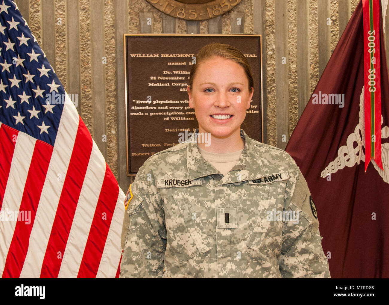 Stoughton, Wisconsin native, 1. Lt. Nora Krüger, Stationsschwester, William Beaumont Army Medical Center, ist eines der sieben ersten Leutnants während der Werbeaktion Zeremonie an Wbamc, Jan. 19 gefördert. William Beaumont Army Medical Center bietet ambulante Primary Care, Specialty Care, chirurgischen Versorgung, Notfallversorgung und stationäre Leistungen auf fast 100.000 Verteidigungsministerium in Betracht kommenden Begünstigten in Fort Bliss/El Paso, Texas und im südlichen New Mexico. Stockfoto