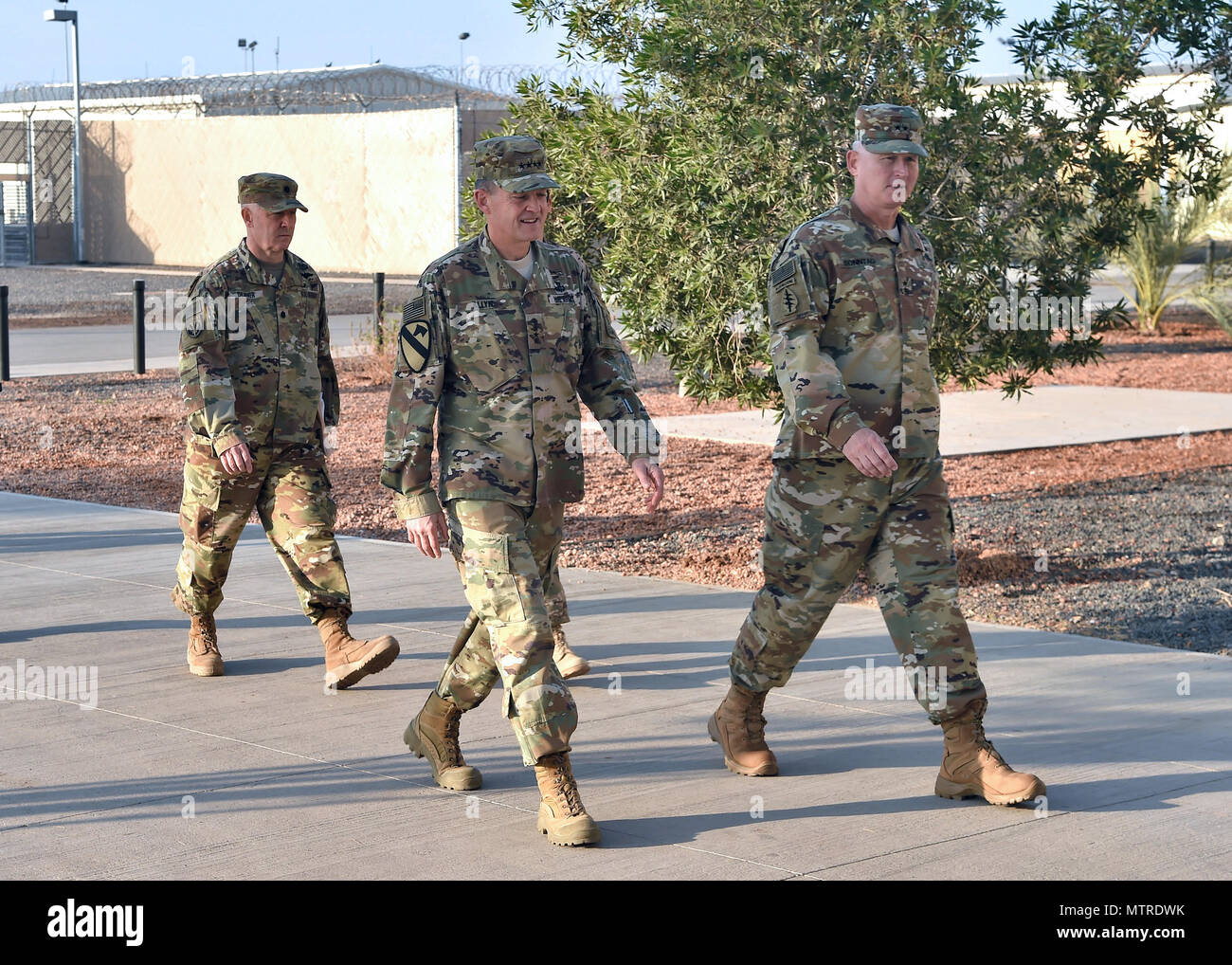 Generalmajor Kurt Sonntag, Kommandierender General der Combined Joint Task Force-Horn von Afrika, rechts, begleitet stellvertretender Generalstabschef der Armee, General Daniel Allyn bei seinem Besuch in Camp Lemonnier, Dschibuti, Jan. 16, 2017. Allyn nutzten die Gelegenheit, mit Führung zu erfüllen des laufenden Betriebs und Herausforderungen in der Region zu diskutieren, Treffen mit Soldaten Soldaten und Offiziere der Armee über Mittag- und Abendessen, und Erkennen von zahlreichen bereitgestellten Service Mitglieder für herausragende mission Beiträge. (U.S. Air National Guard Foto von Master Sgt. Paul Gorman) Stockfoto