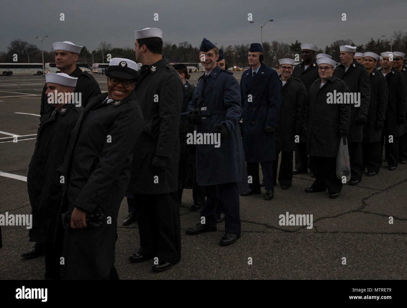 Service Mitglieder stand in line in die U.S.O. Bus vor dem Eröffnungs-Parade für die 58 Präsidentschafts-einweihung in Washington, D.C., Jan. 20, 2017 zu gehen. Mehr als 5.000 militärischen Mitgliedern aus über alle Niederlassungen der Streitkräfte der Vereinigten Staaten, einschließlich der Reserve und der National Guard Komponenten, sofern zeremoniellen Unterstützung und Verteidigung Unterstützung der zivilen Behörden bei der Eröffnungs-Periode. (DoD Foto von US Marine Corps Lance Cpl. Micha R. Pierce) Stockfoto