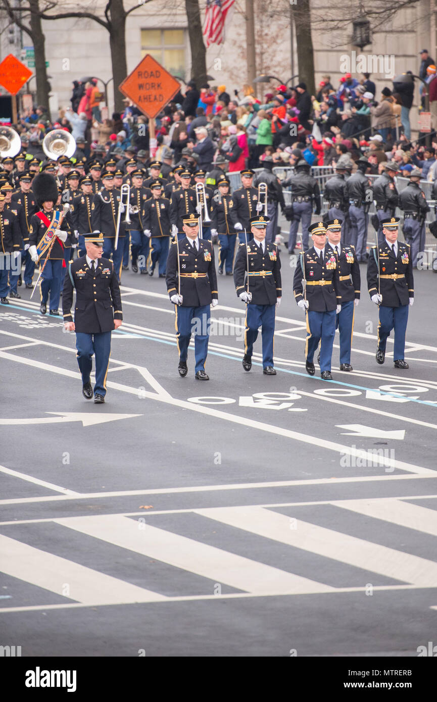 Mitglieder der United States Army Personal März während der Eröffnungs-Parade in Washington, D.C., 20 Jan, 2017. Mehr als 50.000 militärische Mitglieder aus über alle Niederlassungen der Streitkräfte der Vereinigten Staaten, einschließlich der Reserven und National Guard Komponenten, sofern zeremoniellen Unterstützung und Verteidigung Unterstützung der zivilen Behörden bei der Eröffnungs-Periode. (DoD Foto von US-Armee SPC. Trevor E. Wiegel) Stockfoto