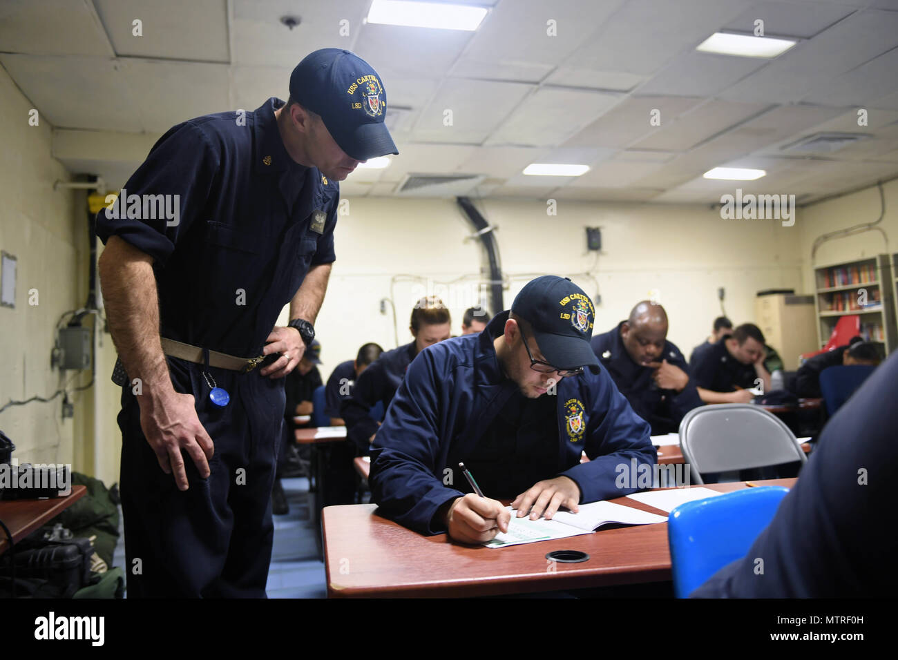 170119-N-ME 988-018 ATLANTIK (Jan. 19, 2017) - Chief Brand Controlman (SW/AW) Nathan B. Martin, von Dyersburg, Tenn., Links, überwacht die Chief Petty Officer aufstieg Untersuchung an Bord amphibische Landung dock Schiff USS Carter Hall (LSD 50). Carter Hall ist unterwegs die Teilnahme an Composite Trainingsgerät Übung (COMPTUEX). (U.S. Marine Foto von Mass Communication Specialist 1. Klasse Darren M. Moore/Freigegeben) Stockfoto