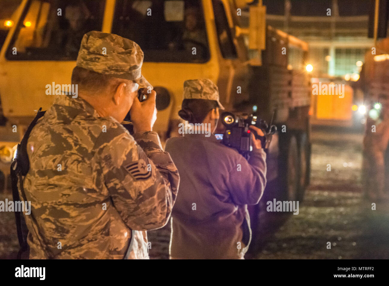 Us Air Force Tech. Sgt. Dan Gagnon, ein Fotojournalist, der 134 Fighter Wing, Tennessee National Guard zugeordnet, nimmt ein Foto von Tech. Sgt. Tabitha Hurst, eine Rundfunkstation zu 113 Flügel, D.C. Nationalgarde zugewiesen, wie Sie Videos von den Vorbereitungen der 58 Präsidentschafts-einweihung an der D.C. National Guard Armory, 19. Januar 2017. 7.500 Nationalgarde aus 44 Mitgliedstaaten, drei Gebiete und dem Distrikt von Columbia zu Joint Task Force D.C. zugeordnet sind, Traffic Management, Führung von Menschenmengen, Sicherheit und Logistik Unterstützung bei der Einweihung. (Nationale Stockfoto