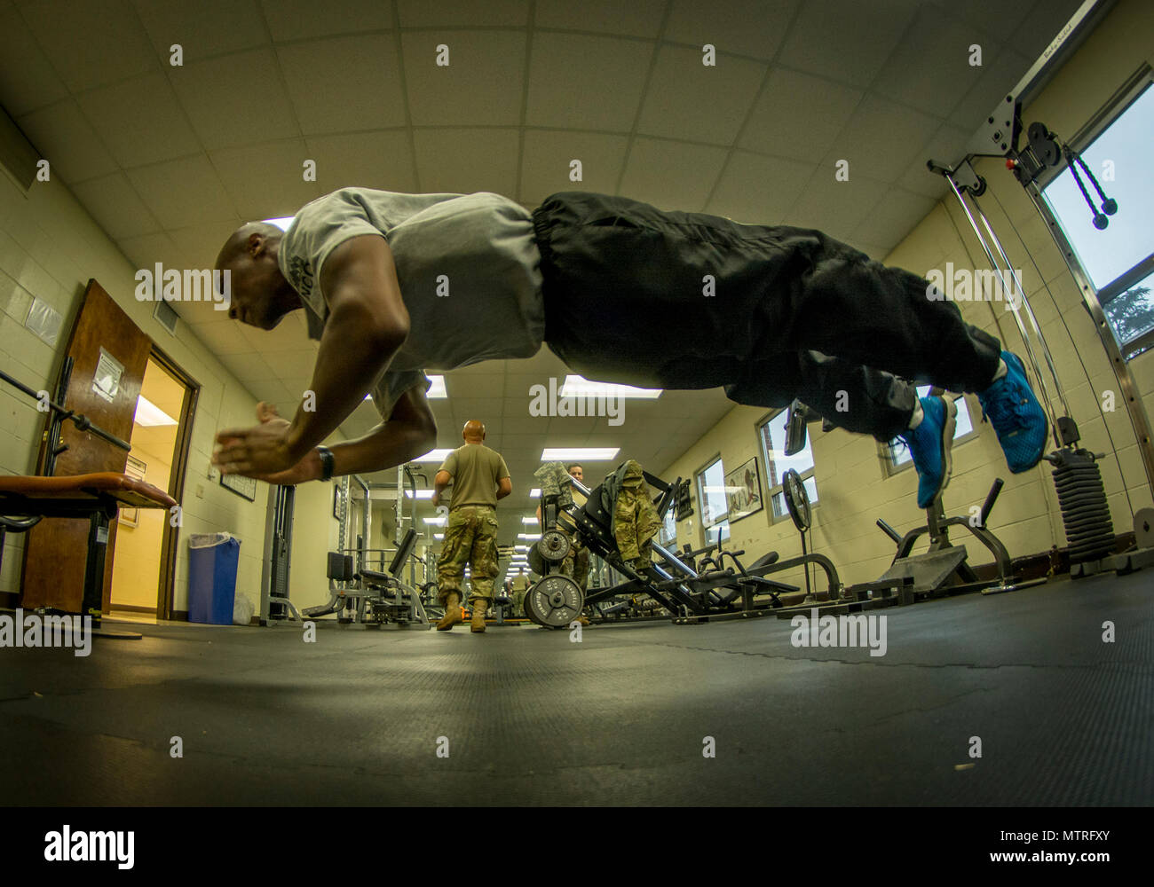 Us-Armee finden Sgt. Wenzel Wallace, ein Teamleiter für Co.C, 324 Expeditionary Signal Bataillon von Monrovia, Liberia, nutzt seine Pause Zeit exploder pushups Im 335.- Signal (Theater)-Hauptquartier in East Point, Ga., Jan. 21, 2017. (U.S. Armee finden Foto: Staff Sgt. Ken Narbe) Stockfoto