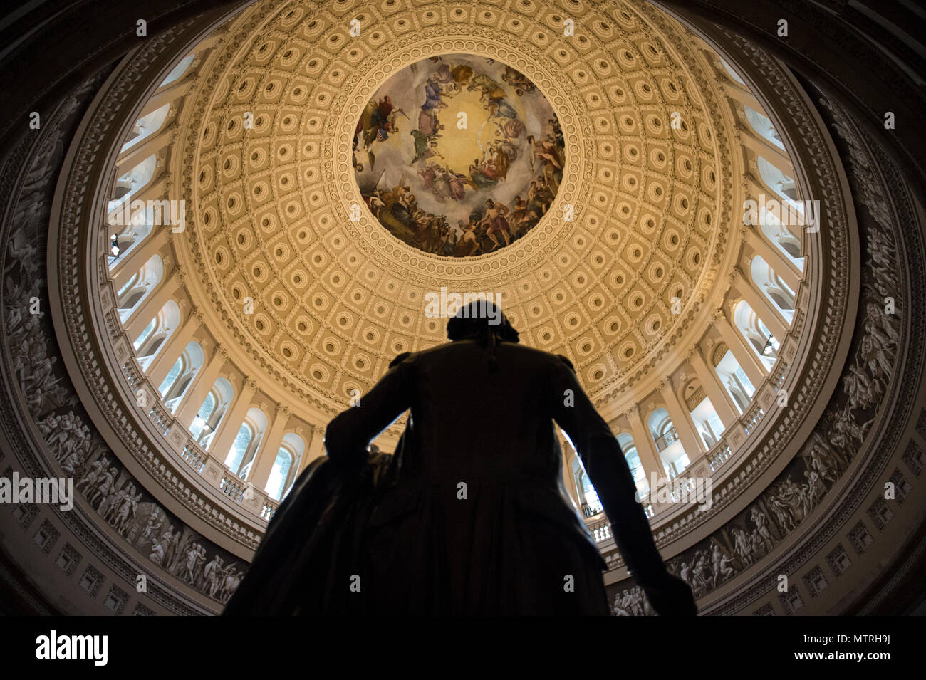 Statuen säumen die Halle der Rotunde im Capitol während der 58Th Presidential Inauguration in Washington, D.C., Jan. 20, 2017. Mehr als 5.000 militärischen Mitgliedern aus über alle Niederlassungen der Streitkräfte der Vereinigten Staaten, einschließlich der Reserve und der National Guard Komponenten, sofern zeremoniellen Unterstützung und Verteidigung Unterstützung der zivilen Behörden bei der Eröffnungs-Periode. (DoD Foto von US Air Force Staff Sgt. Marianique Santos) Stockfoto