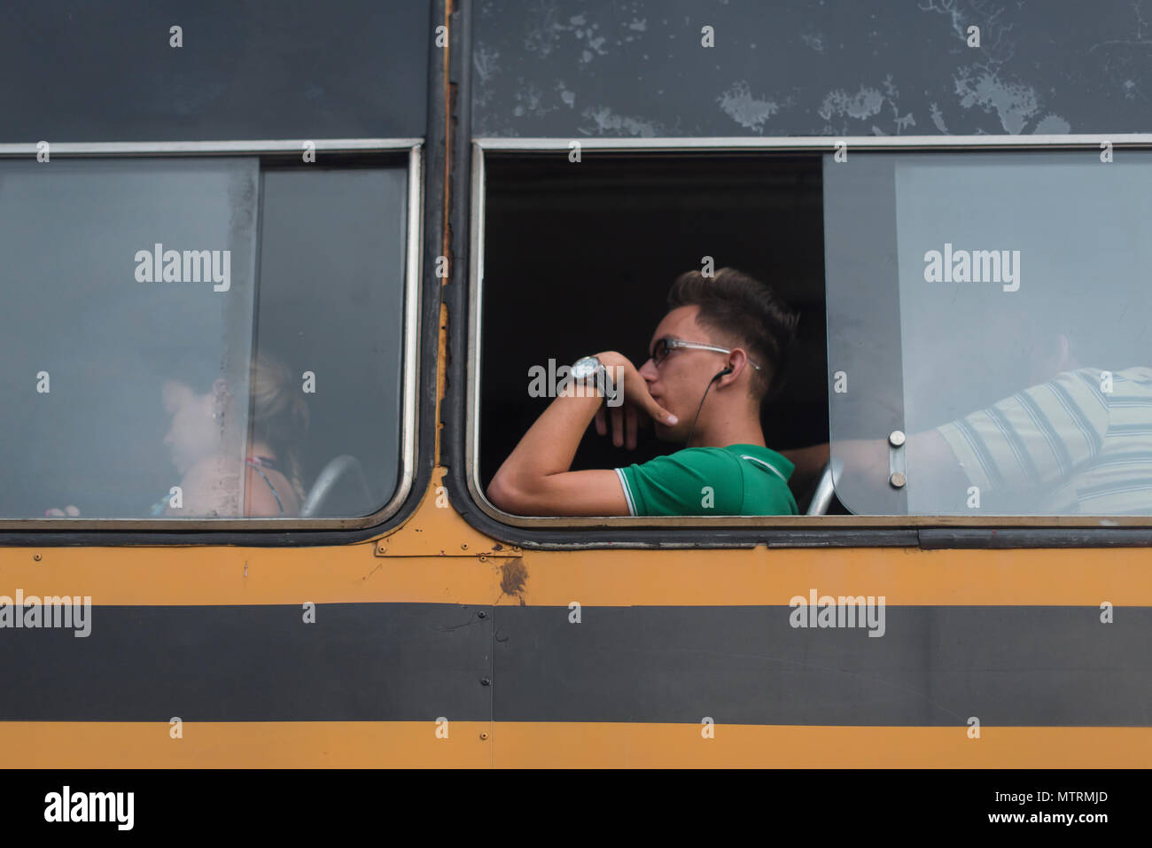 Eine kubanische Mann Reisen auf einem öffentlichen Bus in Havanna. Stockfoto