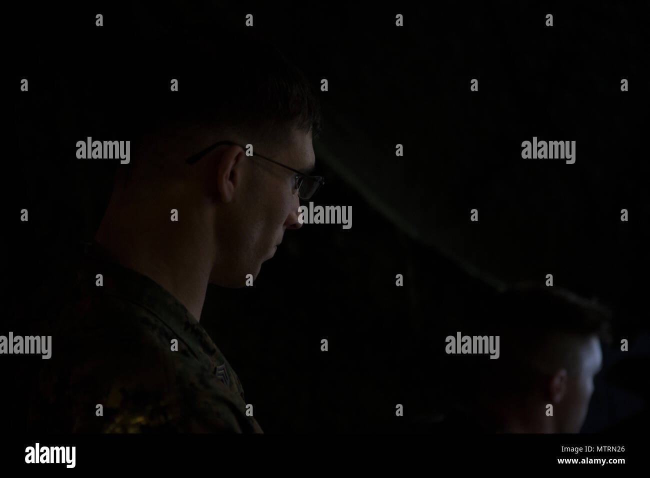 US Marine Corps SGT David M. Guck, ein Schütze mit Echo Company, 2. Bataillon, 6. Marine Regiment 2. Marine-Division (2d MARDIV), Fellow Marines beobachtet, wie sie Virtual Battlespace 3 (VBS 3) während der spartanischen taktische Spiele auf Camp Lejeune, North Carolina, 11. Januar 2017 nutzen. VBS 3 und spartanisch taktische Spielchen erlauben die Marines ihre taktische und kognitive Denken während auf einer Ebene Kader gegeneinander zu testen. (U.S. Marine Corps Foto: Lance Cpl. Tojyea Matally) Stockfoto