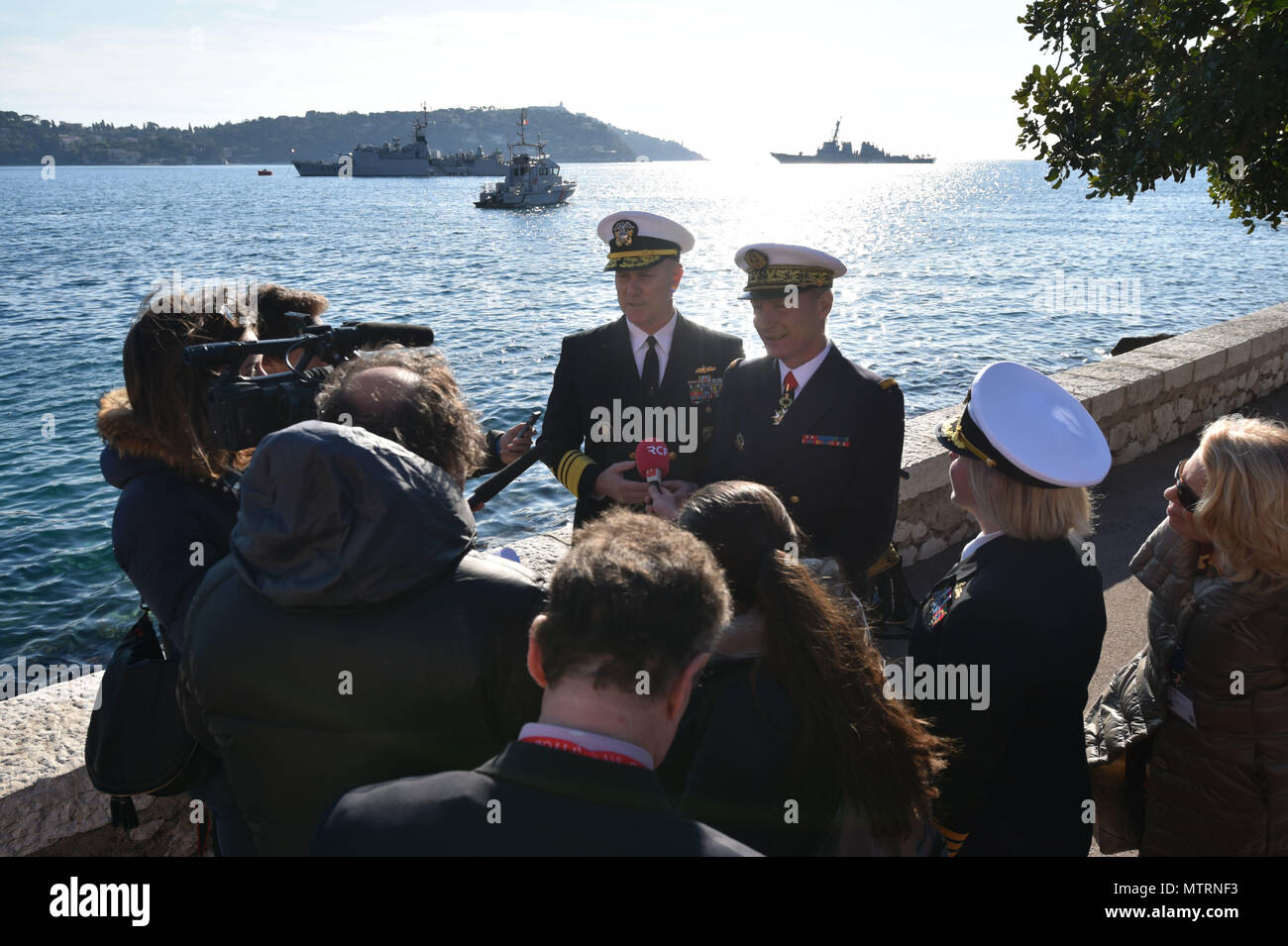 170120-N-XT273-765 VILLEFRANCHE SUR MER, Frankreich (20. Januar 2017) Vice Admiral d'escadre Charles-Henri De La Faerie du Che und Commander, U.S. 6. Flottille, Vice Admiral Christopher Grady führen Interviews in den Medien nach einer Zeremonie in Villefranche Sur Mer, Frankreich. U.S. 6. Flottille, mit Sitz in Neapel, Italien, führt das gesamte Spektrum der gemeinsamen und Marine Operationen oft in Konzert mit gemeinsamen, Alliierten und ressortübergreifende Partnern, um nationale Interessen der USA und Sicherheit und Stabilität in Europa und Afrika zu fördern. (Foto: U.S. Navy Mass Communication Specialist 1. Klasse Justin Stumberg/freigegeben) Stockfoto