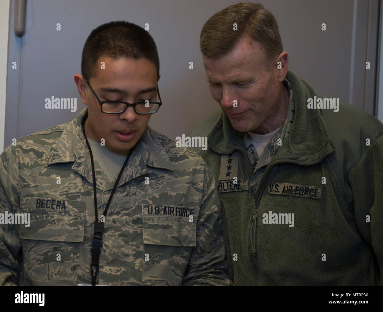 Us Air Force Senior Airman Scott Becera, 702Nd Munition Support Squadron command Post… Schriftsatz Gen. Tod Wolters, US Luft Kräfte in Europa und Afrika Commander, bevor es in die post-Befehl in Buechel Air Base, Deutschland, Jan. 19, 2017. Die 702Nd MUNSS ist in fünf Flüge, die aus der Wartung, Betrieb, Kommunikation, Schutz und Kraft. Das geschwader unterstützt direkt die NATO Kontingenz und kriegerische Aktivitäten und seiner strike Mission. (U.S. Air Force Foto/Senior Airman Dawn M. Weber) Stockfoto