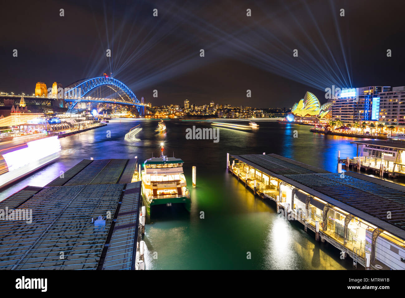 Vivid Sydney - Licht, Musik und Ideen Festival, Sydney Harbour Bridge und das Opernhaus vom Circular Quay, Australien Stockfoto
