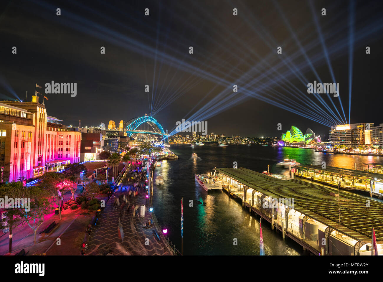 Vivid Sydney - Licht, Musik und Ideen Festival, Sydney Harbour Bridge und das Opernhaus vom Circular Quay, Australien Stockfoto